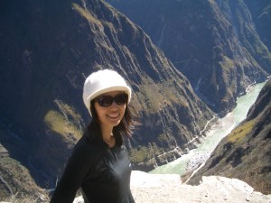 CIMG6984 I'm subconsciously dreaming of escaping to paradise, the Tiger Leaping Gorge. Inches behind me is a scary cliff. It's about 3,000 meters to the river bottom!